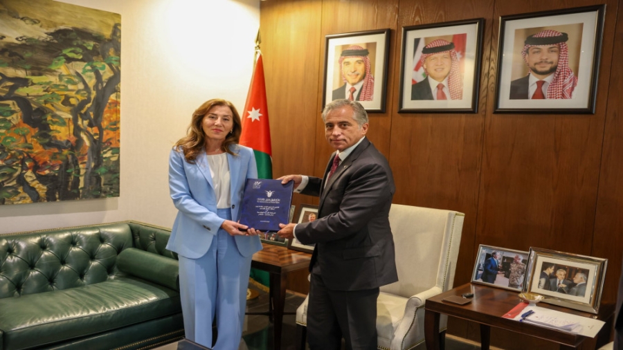 رئيس الوزراء يتسلم التقرير السنوي الحادي والعشرين لحالة حقوق الإنسان