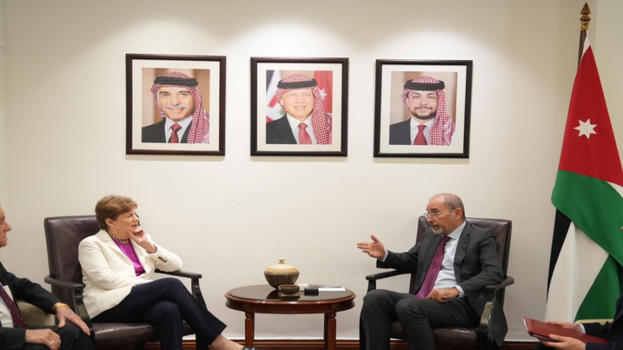 الصفدي يبحث مع السيناتور الأميركي جين شاهين التطورات بالمنطقة