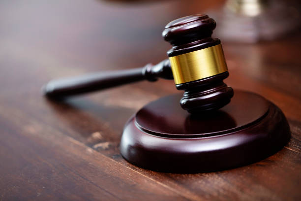 شكوى قضائية ضد وزير سابق 