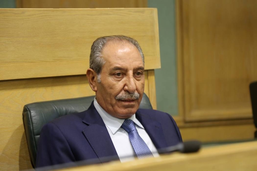 الصقور: وزراء سابقون يهاجمون الوطن