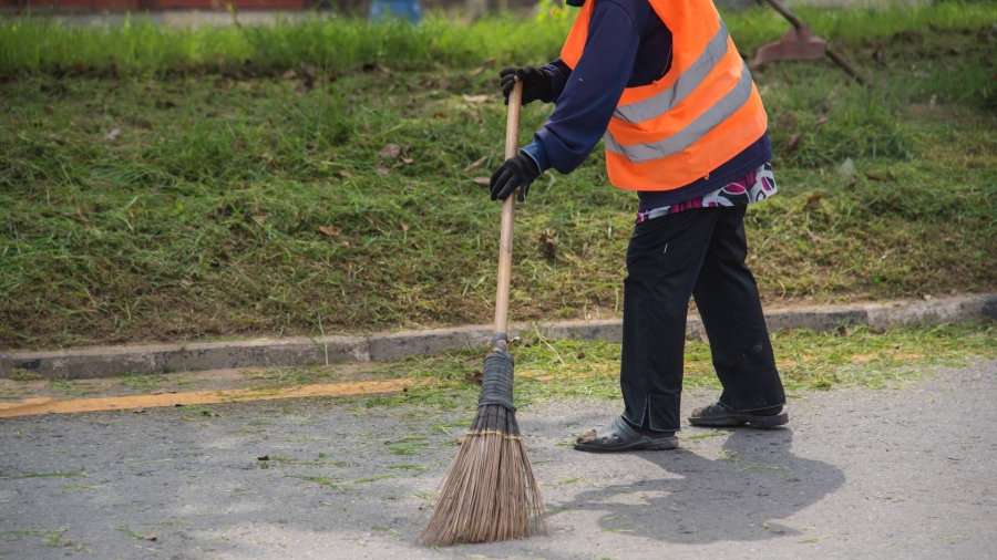 وزارة الشباب... 285 عامل نظافة بكلفة تتجاوز نصف مليون دينار سنويًا