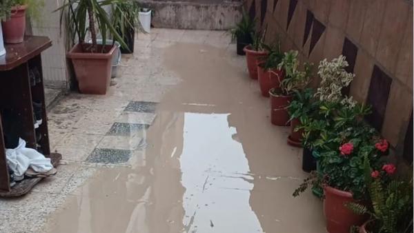 مياه الأمطار تغرق منازل بيت يافا غرب إربد بسبب تهالك البنية التحتية