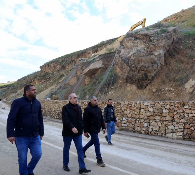 إغلاق طريق وادي شعيب مؤقتًا بسبب الانهيارات.. ووزارة الأشغال تحدد طرقًا بديلة