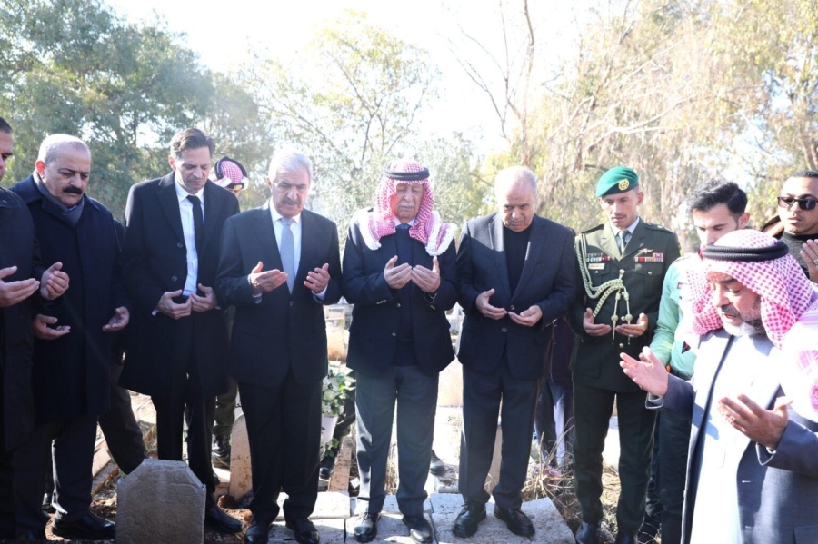 مندوبآ عن جلالة الملك و سمو ولي العهد العيسوي يشارك في تشيع جثمان الوزير و العين الأسبق الدكتور صالح ارشيدات