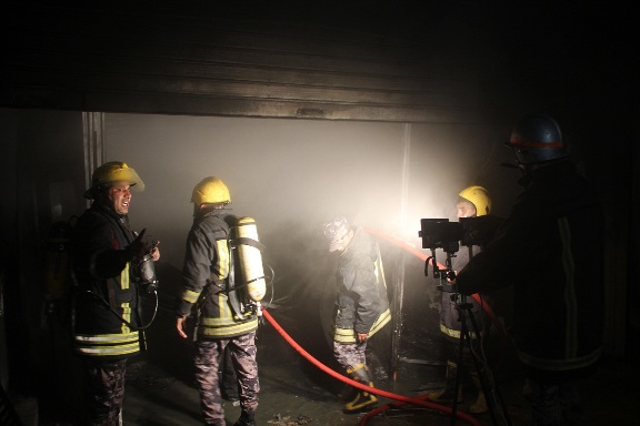 الدفاع المدني يخمد حريقاً شب في محلين يحتويان على قطع سيارات في محافظة العاصمة