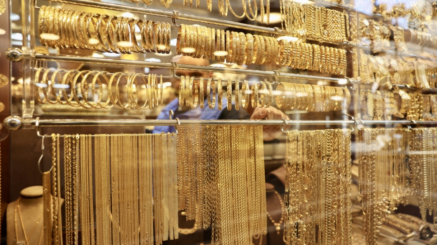 101 دينار سعر غرام الذهب عيار 21 في السوق المحلية الأحد