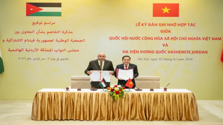 القاضي ورئيس الجمعية الوطنية الفيتنامي يبحثان سبل التعاون البرلماني 