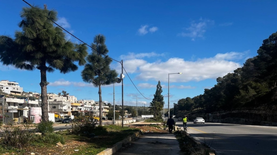 الأشغال تبدأ إعادة تأهيل شبكات الإنارة على طرق رئيسية لتعزيز السلامة المرورية 