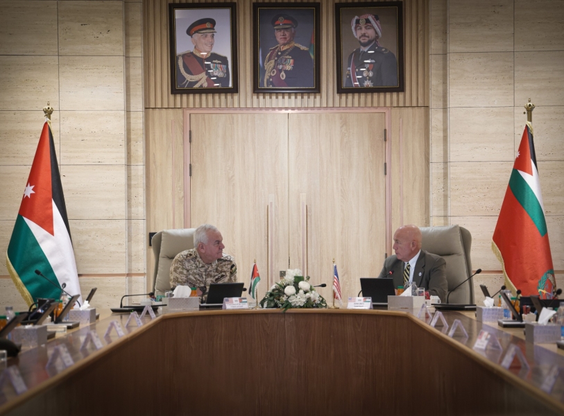 رئيس هيئة الأركان المشتركة يلتقي وفداً من كلية الدفاع الوطني الأمريكية