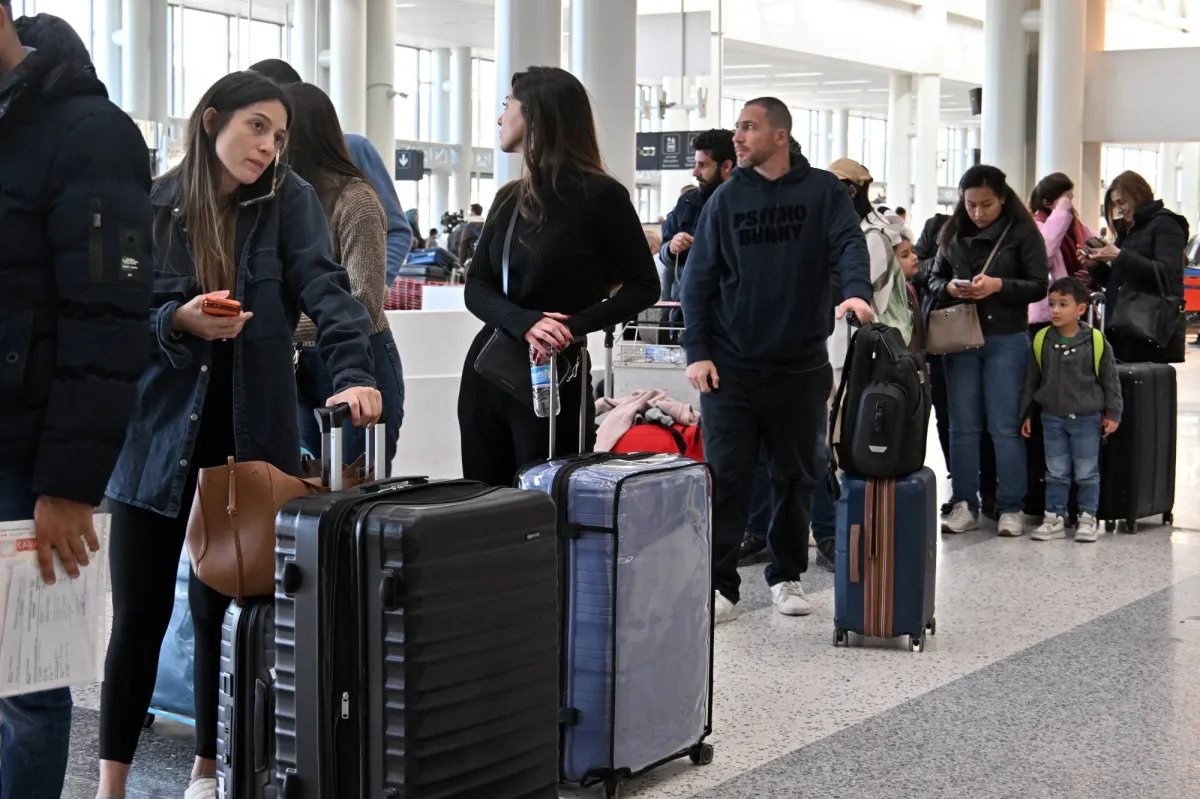 المخاوف في لبنان تدفع المواطنين إلى التهافت على الوقود والسلع الأساسية