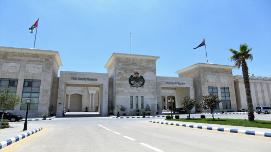 الأمن العام : تعاملنا مع 115 بلاغاً لحادث سقوط شظايا ، ونتج عنها خمس إصابات ( بحالات جيدة) وأضرار مادية بمركبات ومنازل  