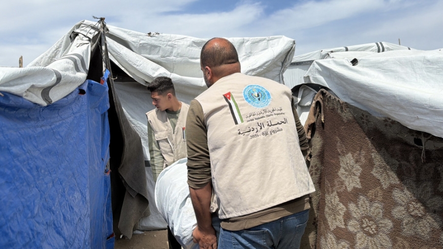 الحملة الأردنية توزّع خياماً على النازحين في مواصي خان يونس قبيل المنخفض الجوي