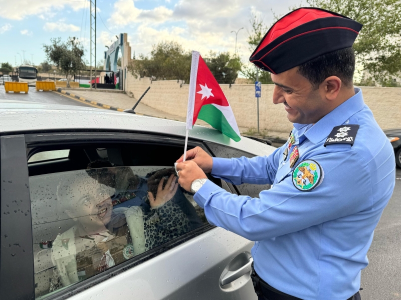 الأمن العام يباشر بلصق وتوزيع العلم الأردني على مركبات المواطنين احتفاءً بيوم العلم