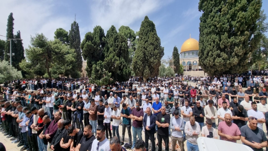 75 ألف مصل يؤدّون صلاة الجمعة في المسجد الأقصى المبارك