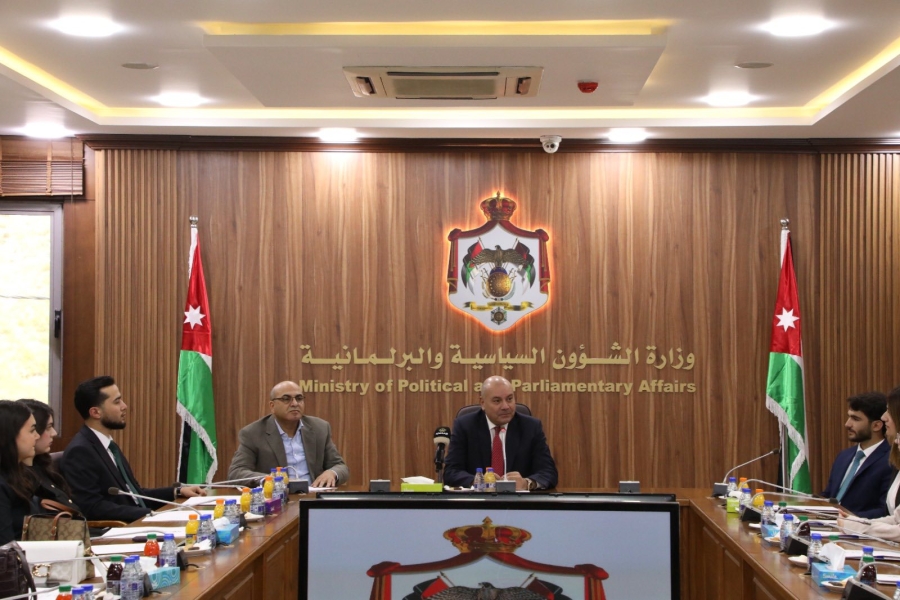 العودات يلتقي طلبة من كلية الحقوق في الجامعة الأردنية