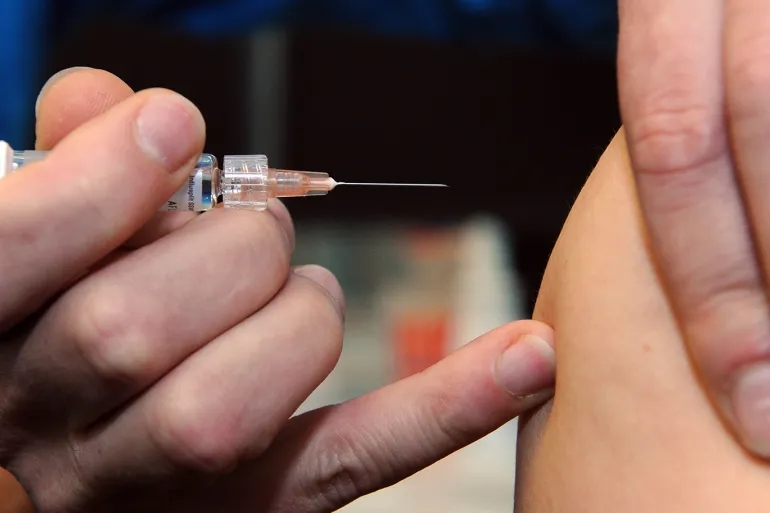 وزارة الصحة تعلن موعد بدء إعطاء مطعوم 