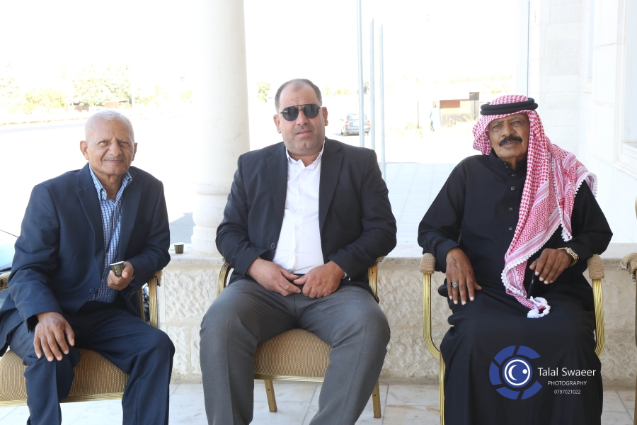 العميد الركن المتقاعد محمود حسن السواعير العجارمة يستقبل المهنئين بتخرج نجله الدكتور طبيب الاسنان حمدي