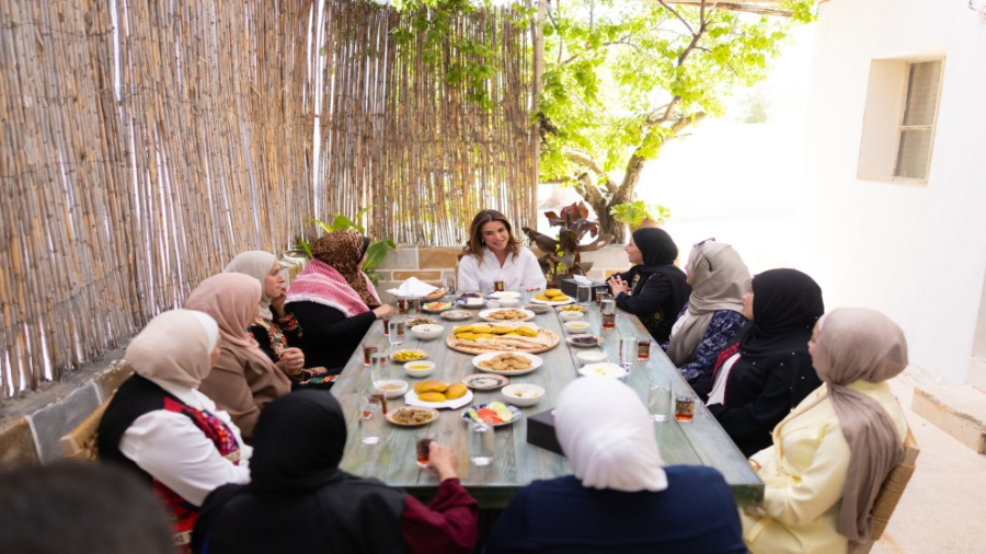 الملكة رانيا تزور جمعية أصايل بدر الخيرية وتلتقي سيدات من المجتمع المحلي