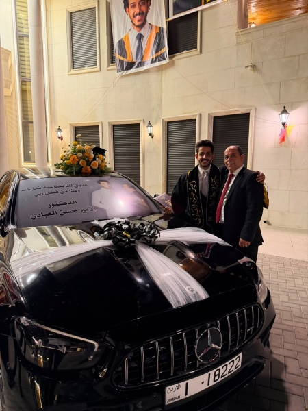 المواطن حسن العبادي يهدي ابنه 