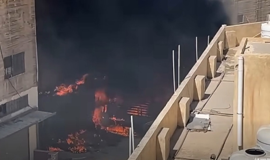 الدفاع المدني يخمد حريقاً واسعاً داخل مشغل ومستودع أثاث مستعمل وسط عمّان (فيديو)
