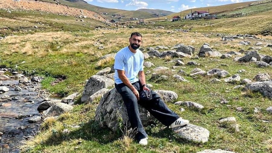 صورة عفوية لمحمد صلاح على صخرة تتحول إلى مزار سياحي في تركيا