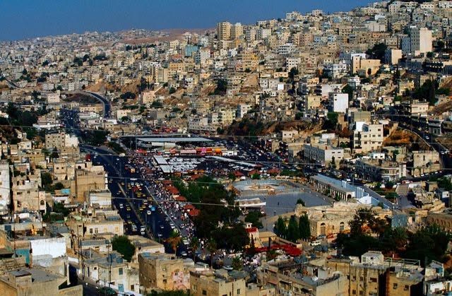 شاب يعتدي على ثلاثينية بمشرط داخل مجمع رغدان إثر خلافات سابقة