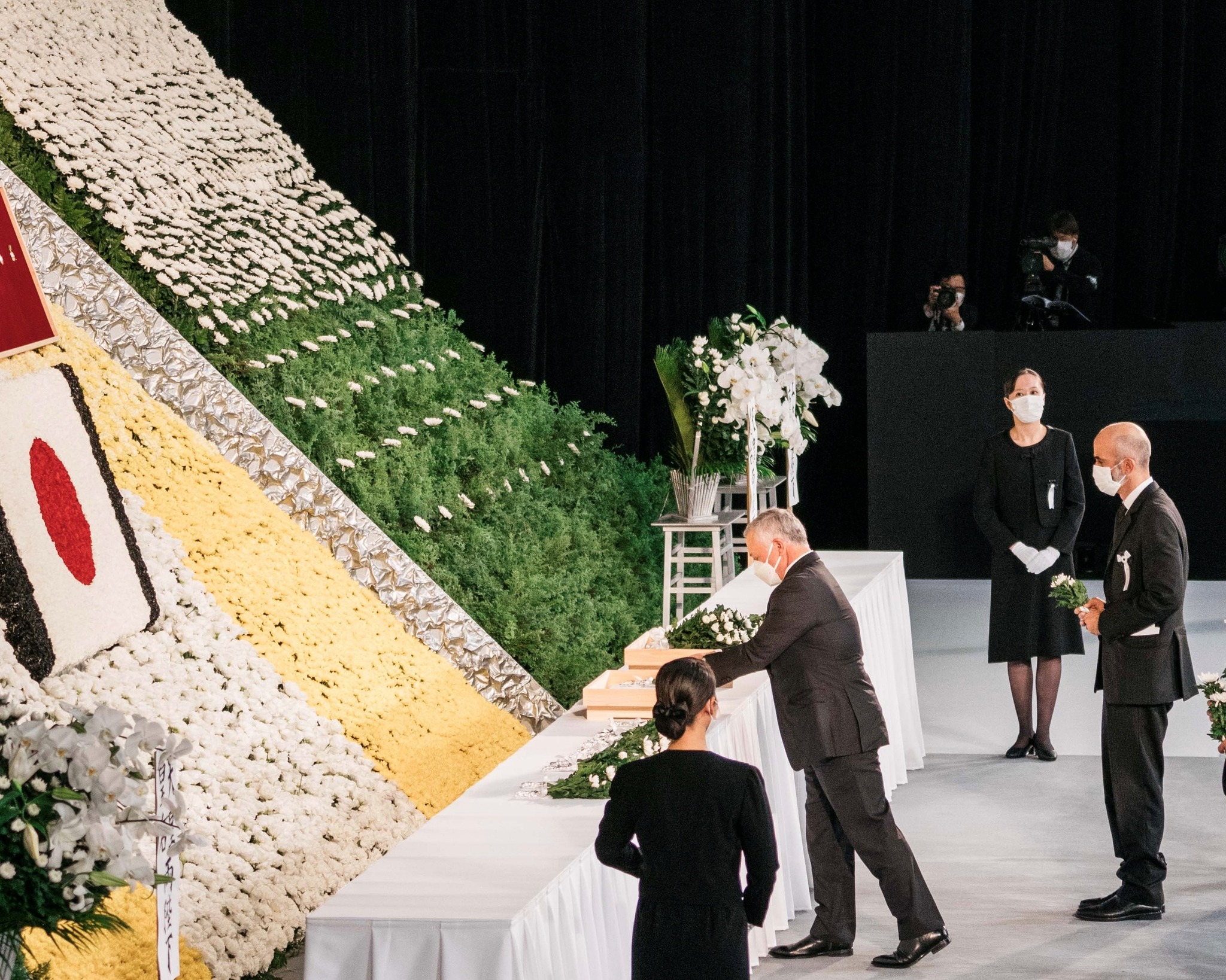 الملك يشارك في الجنازة الرسمية لشينزو آبي