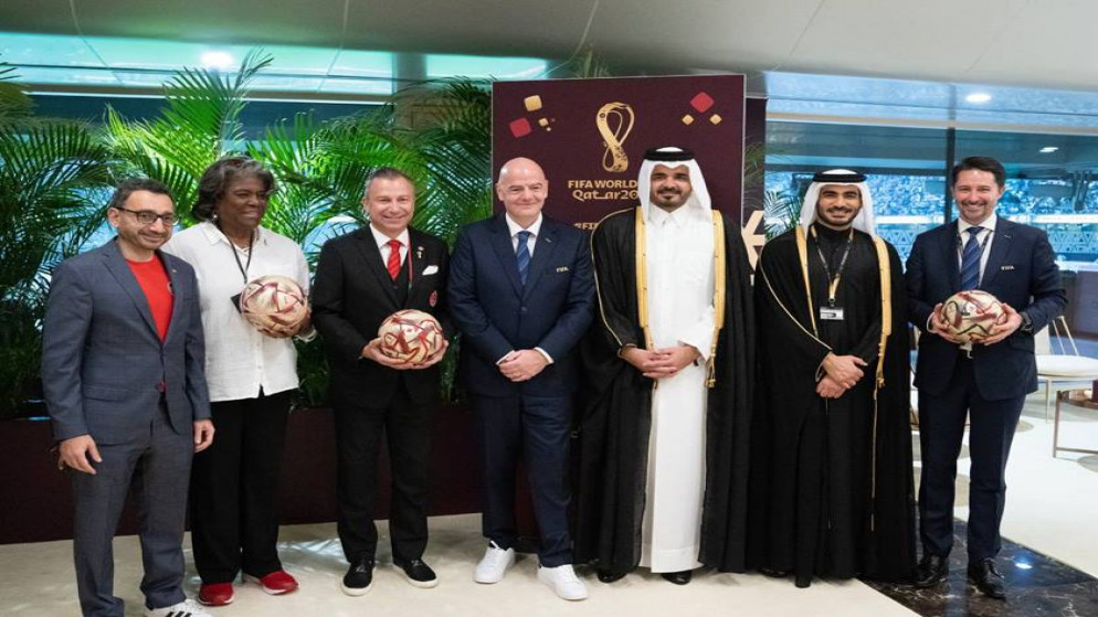 قطر تسلم كرة استضافة مونديال 2026 لكندا والمكسيك وأميركا