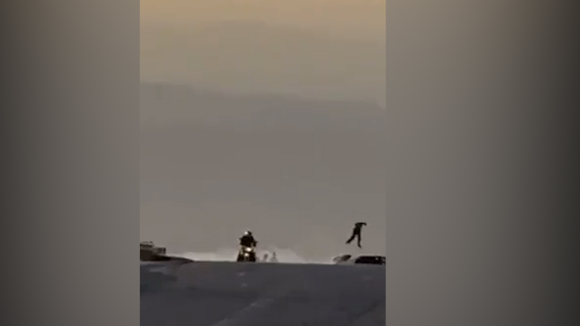 سائق الدراجة "طار في الهواء".. فيديو لحادث تصادم بمنطقة البحر الميت - فيديو