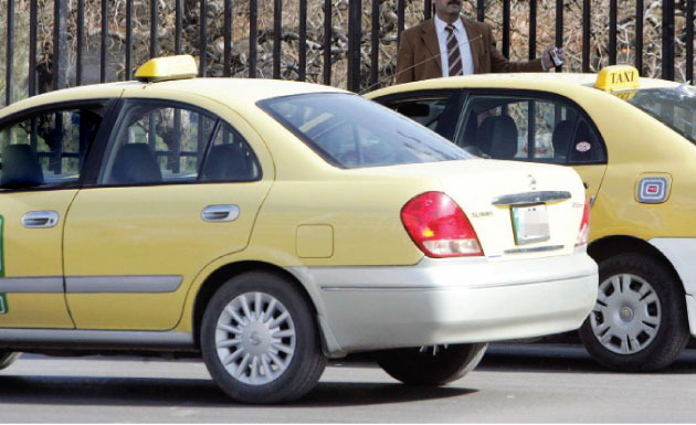 "سائق تكسي" في عمان يبتز الناس بعينه للحصول على الأموال – تفاصيل