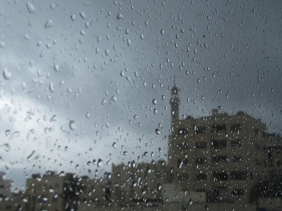 كُتلة هوائية لطيفة تؤثر على الأردن.. وزخات أمطار متوقعة