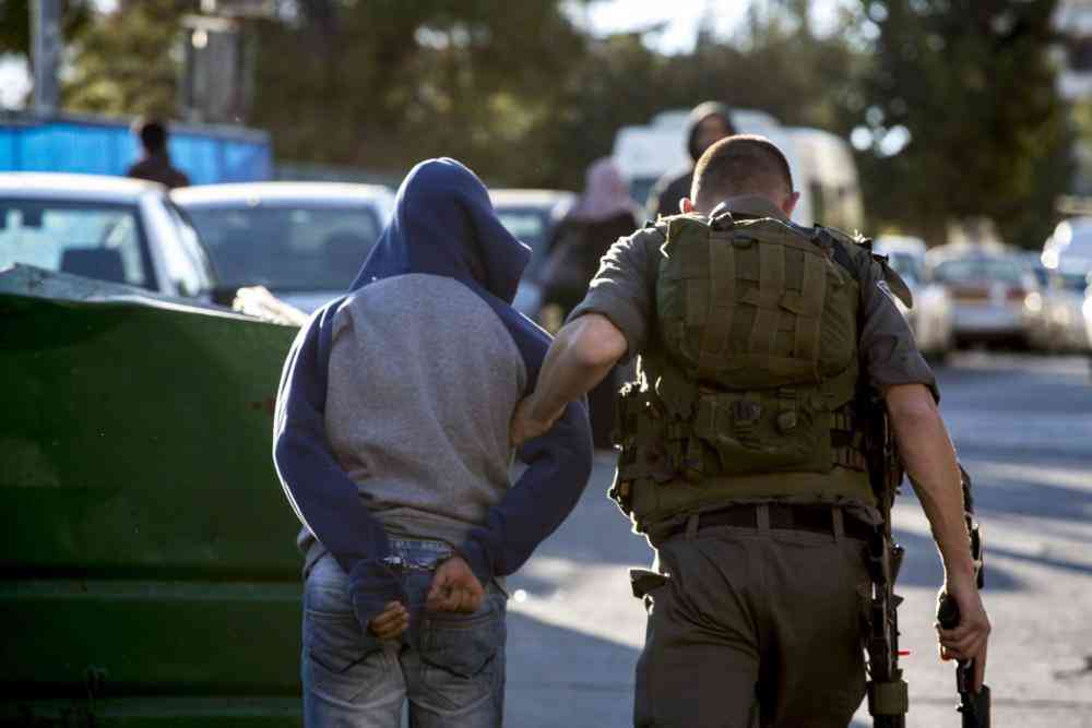 إسرائيل تعتقل 16 فلسطينيا بمداهمات في الضفة