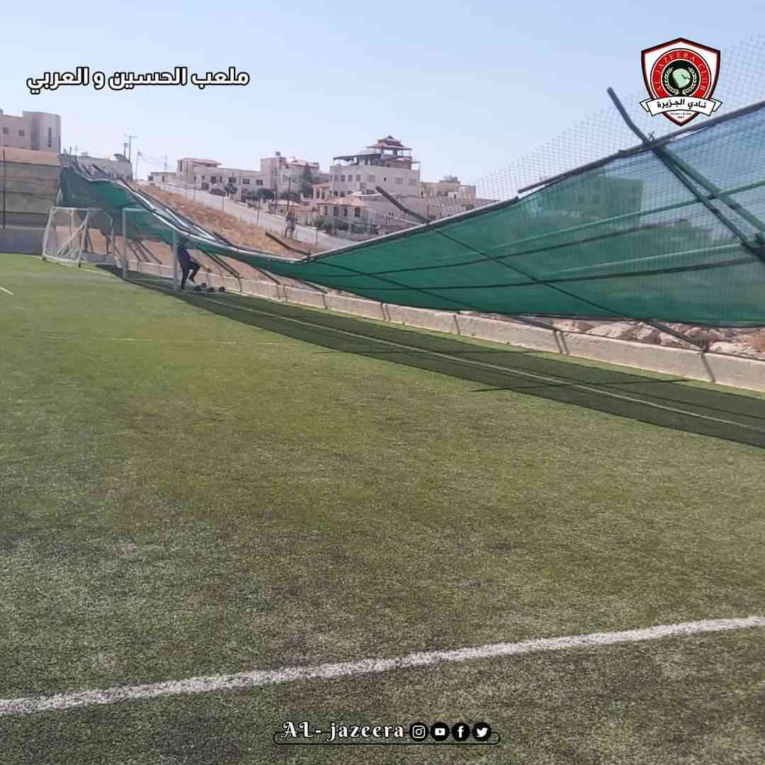 تأجيل مباراة الجزيرة والعربي بسبب انهيار سياج على الملعب - صور