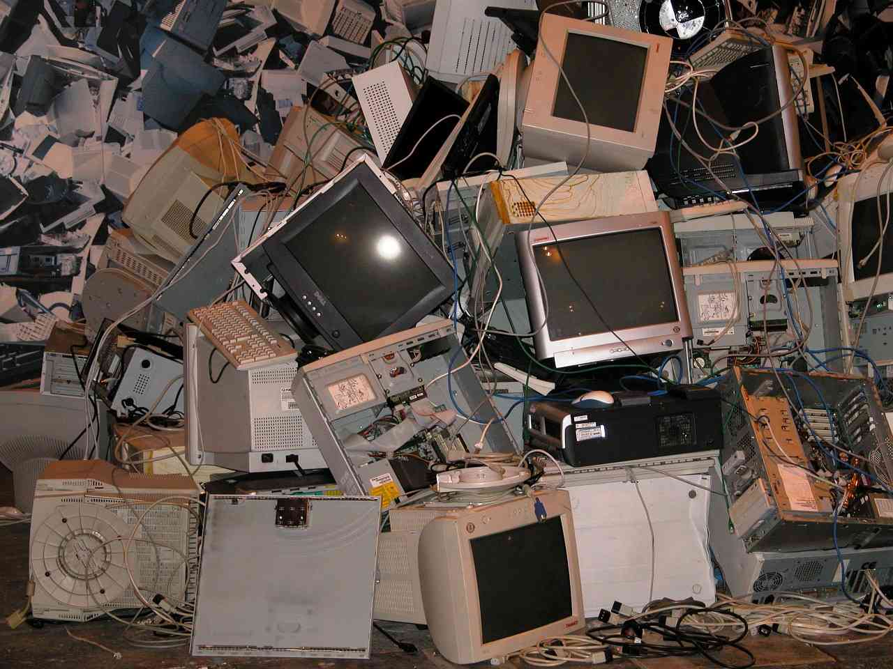 الخشاشنة يوضح مخاطر حرق النفايات الإلكترونية