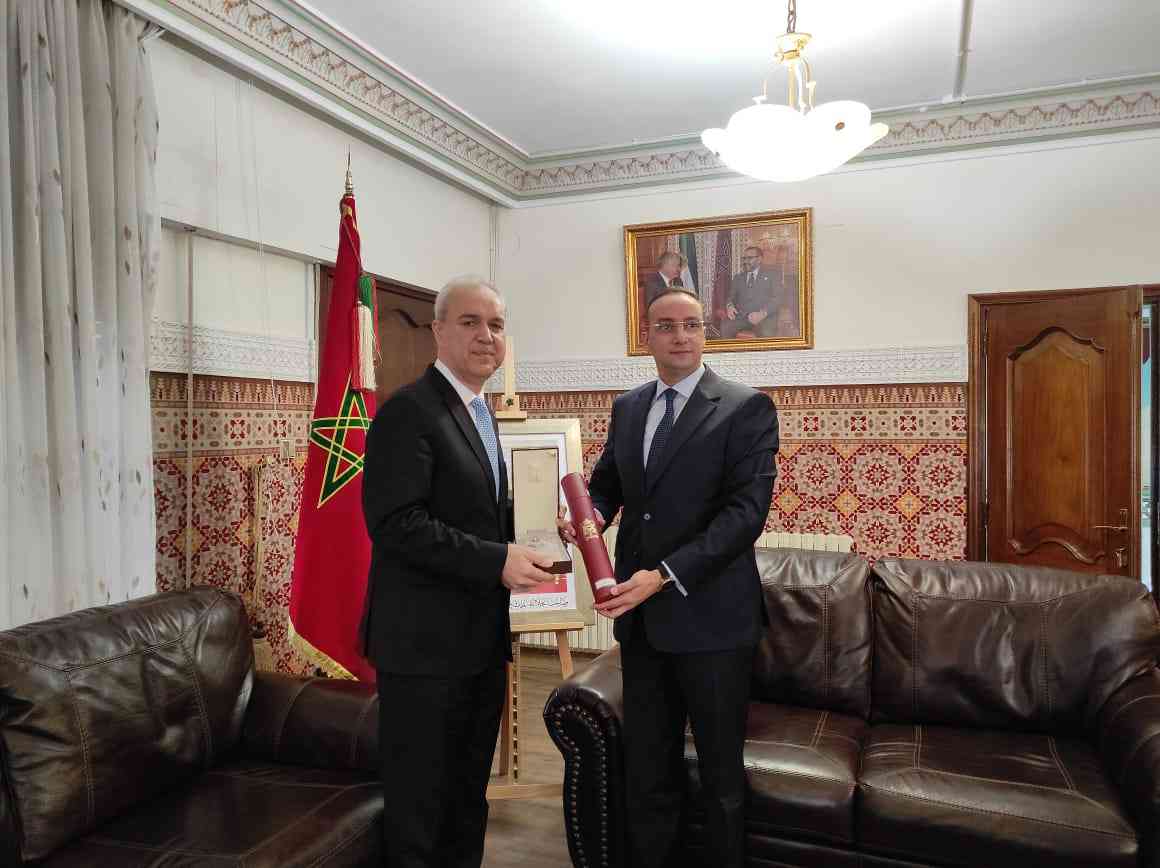 ملك المغرب ينعم بوسام رفيع المستوى على السفير الخطيب