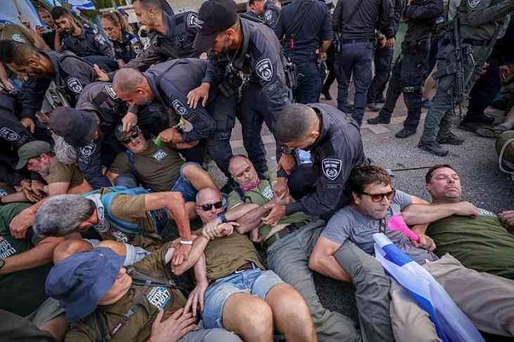 اشتباكات بين معارضين والشرطة الإسرائيلية