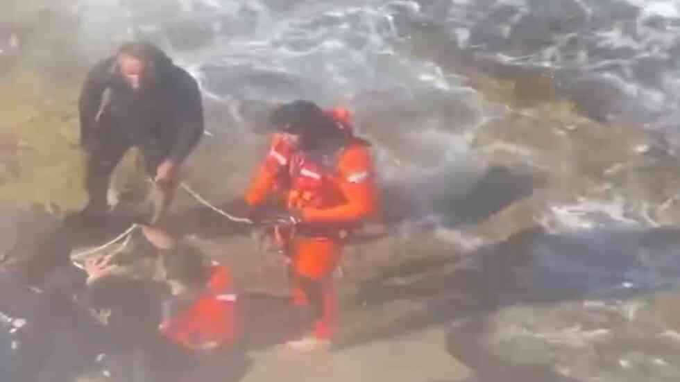 بالفيديو.. مروحية عسكرية مصرية تعثر على جثث ضحايا في المياه الليبية