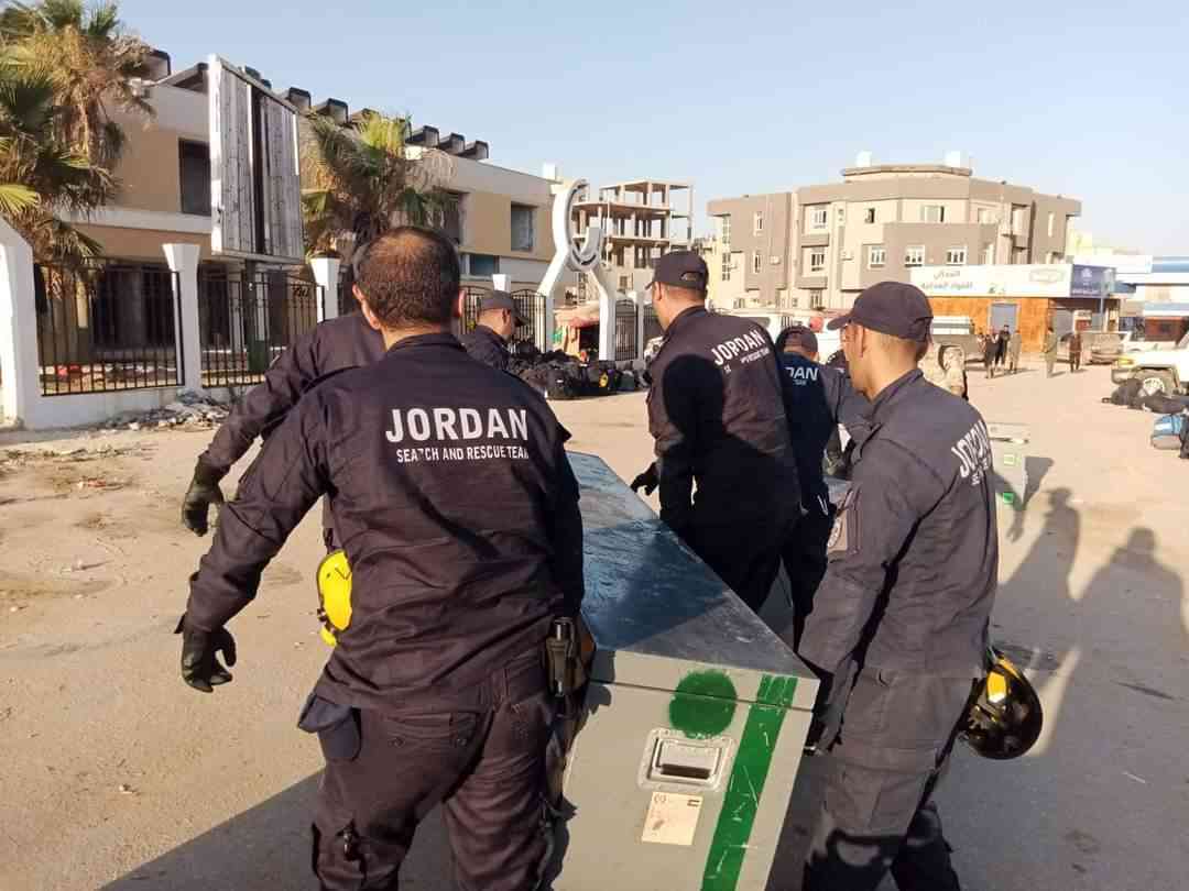 فريق البحث والإنقاذ الأردني يبدأ بمساعدة المتضررين في ليبيا - صور