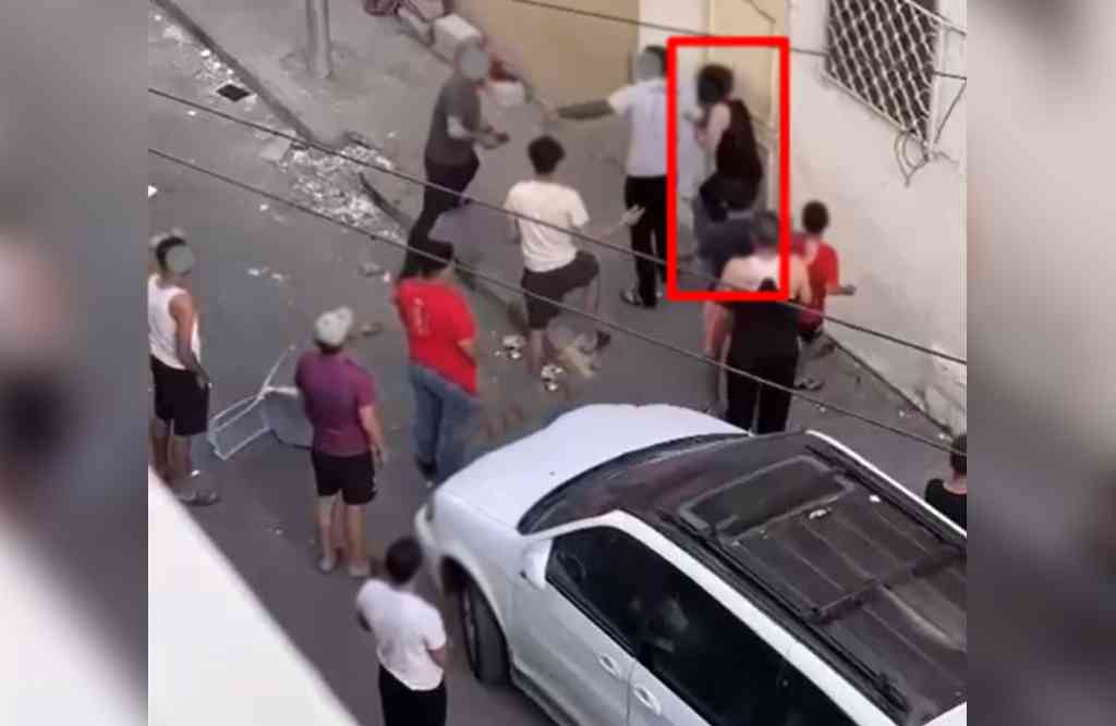 بالفيديو.. رجل وأولاده يضربون سيدة في عمّان.. والأمن يوضح