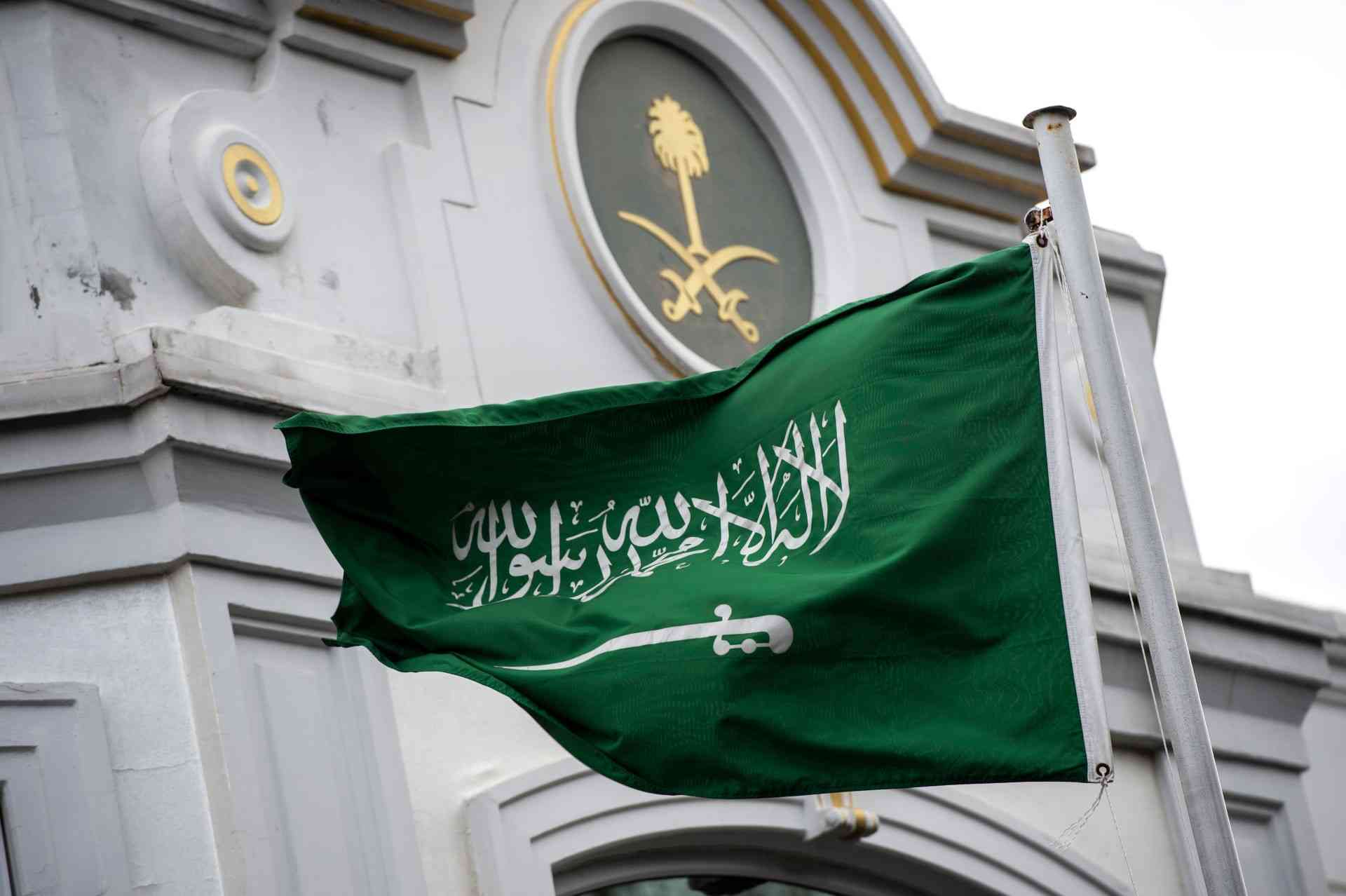السعودية.. التحقيق مع مئات المتهمين بقضايا الفساد والرشوة