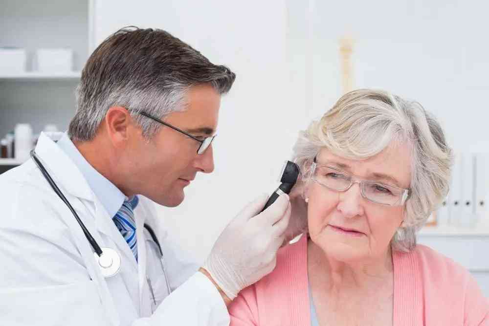 طبيب يكشف أسباب طنين الأذن