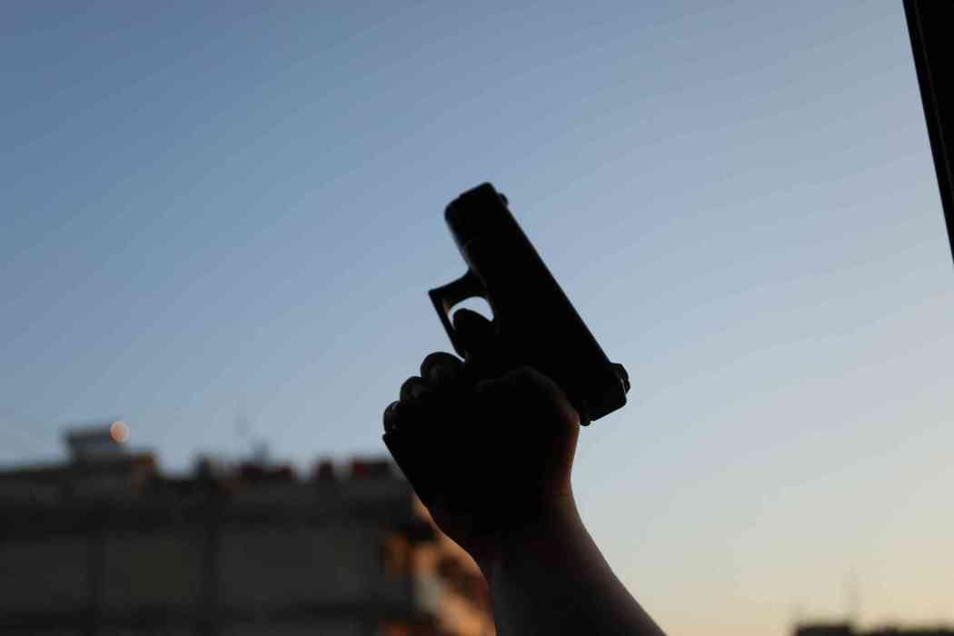 ضبط شخص أشهر سلاحا ناريا بوجه زوجته في عمان