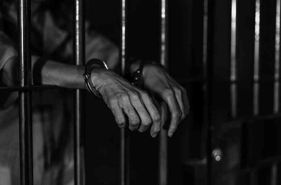 حبس وغرامة لشاب أغلق كراج منزل دبلوماسي في عمان