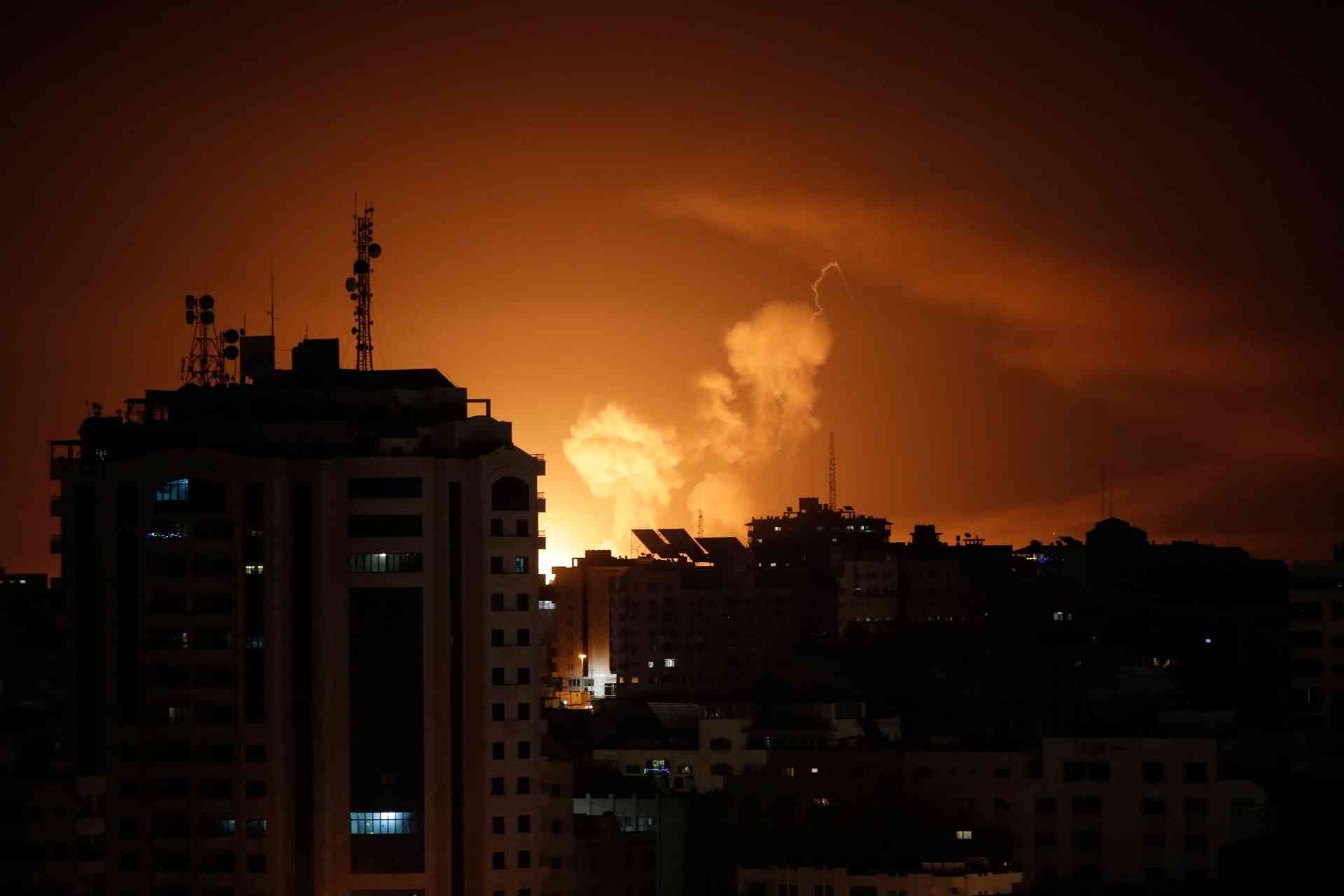 اسرائيل تقصف موقعا للمقاومة وسط قطاع غزة