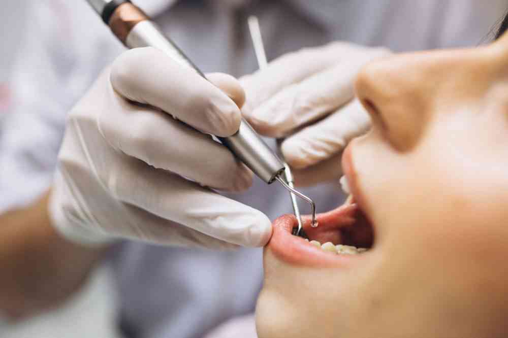 نقابة أطباء الأسنان تضبط 21 شخصا يمارسون المهنة بلا شهادة