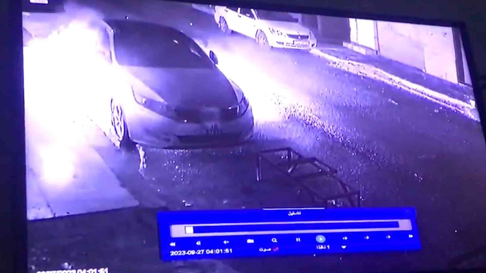 بالفيديو.. شخص ملثم يحرق سيارة في المفرق