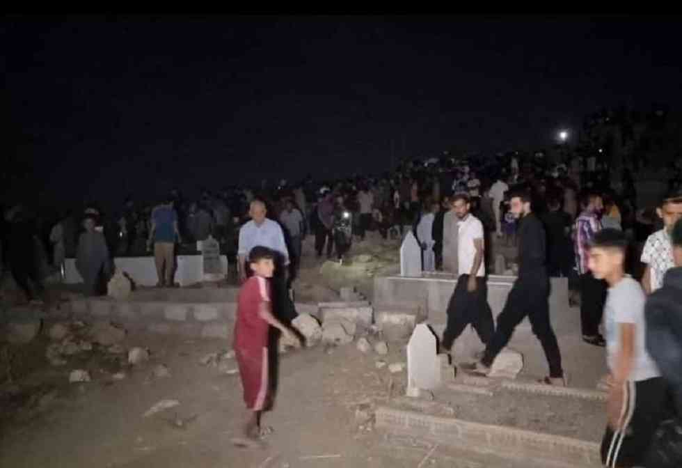 شاهد بالفيديو.. صوت من داخل قبر يثير ضجة ويحشد المئات في العراق
