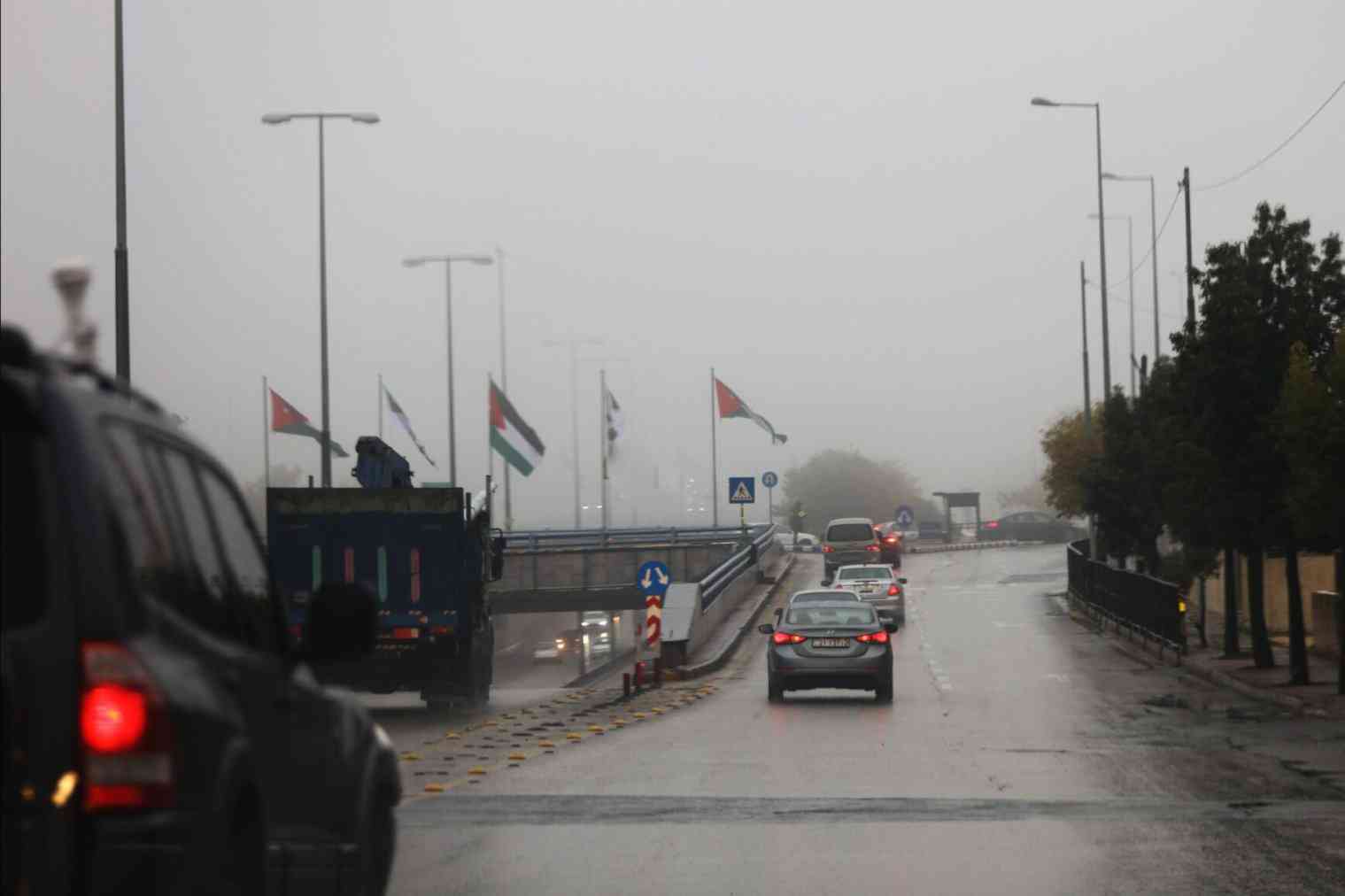 الأمن يحذر من انزلاق المركبات أثناء تساقط الأمطار