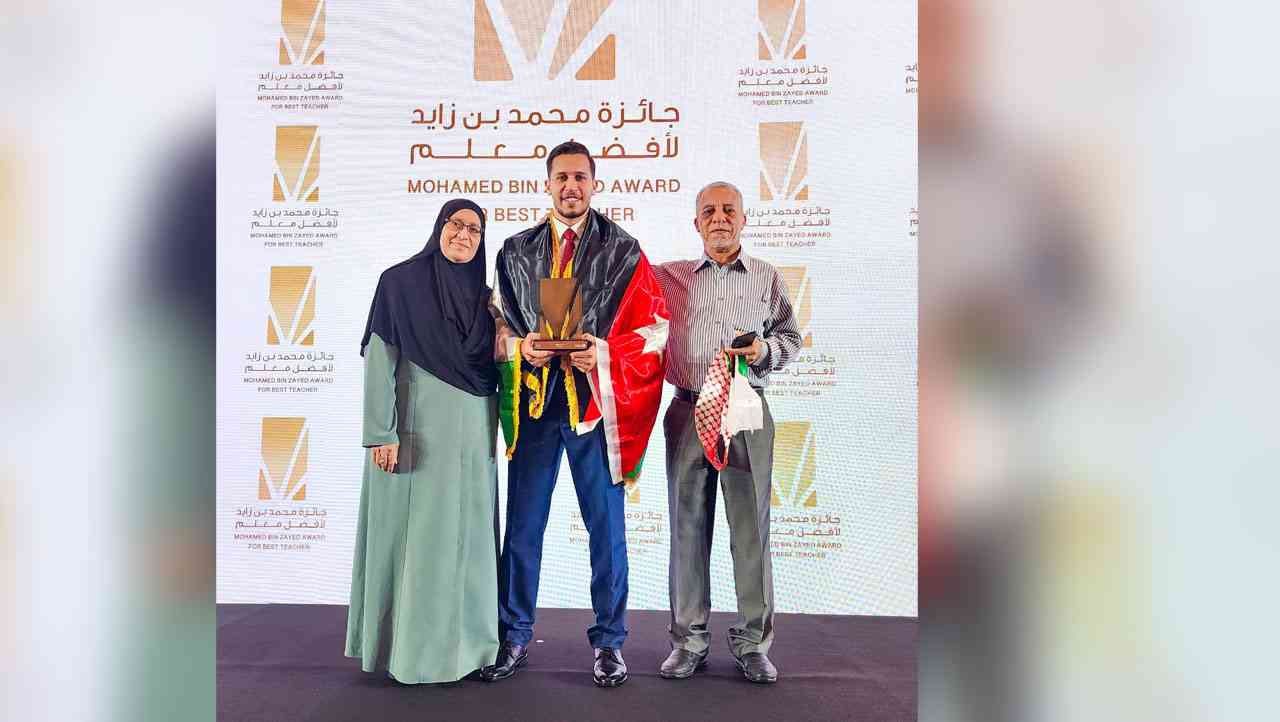 المعلم أحمد أبو شندي ثالثا بجائزة أفضل معلم في الوطن العربي
