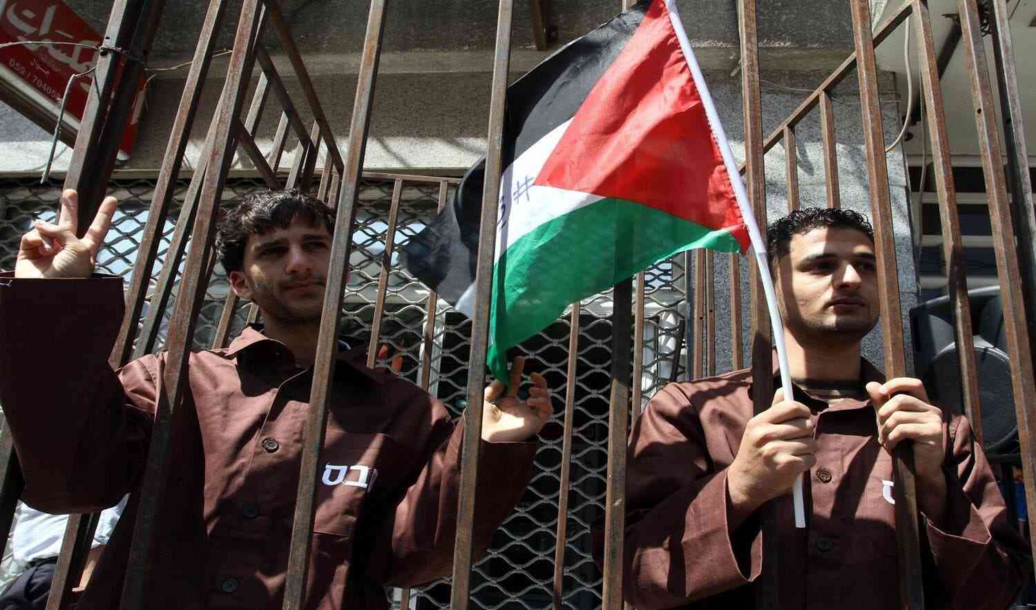 50 أسيرا فلسطينيا في سجون الاحتلال يعلنون إضرابا عن الطعام